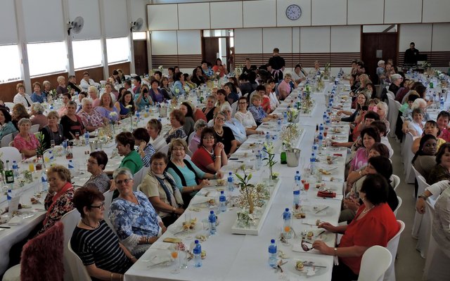  â€˜n Gesellige oomblik aan die prag-versierde tafels tydens die Vroue-oggend (Foto: Luzaan Botha)